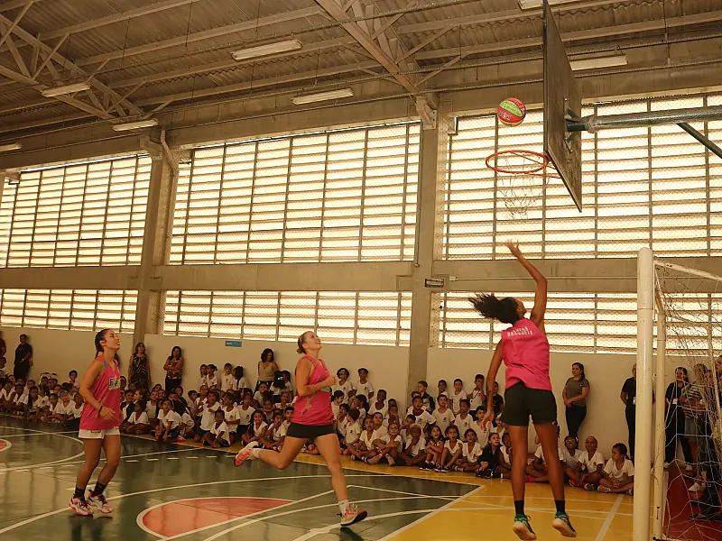 Equipe santista de basquete feminino incentiva esporte em escola da Zona Noroeste