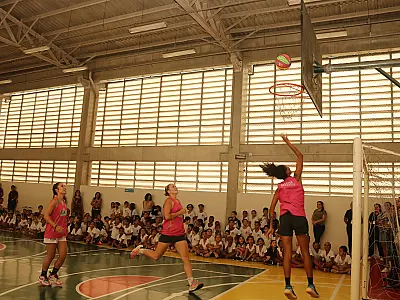 Equipe santista de basquete feminino incentiva esporte em escola da Zona Noroeste
