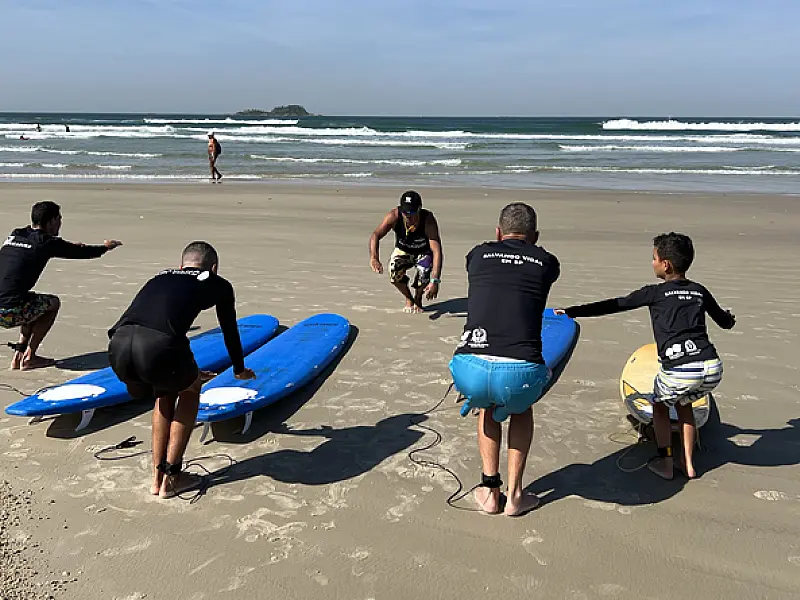Projeto 'EducaSurf' promove aulas e serviços gratuitos para mais de 400 pessoas em Guarujá