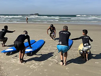 Projeto 'EducaSurf' promove aulas e serviços gratuitos para mais de 400 pessoas em Guarujá