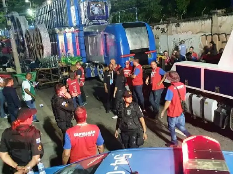 Criança sofre acidente em carro alegórico na abertura do Carnaval no Rio