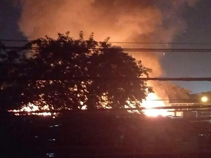 Incêndio destrói 21 moradias no Dique das Caixetas