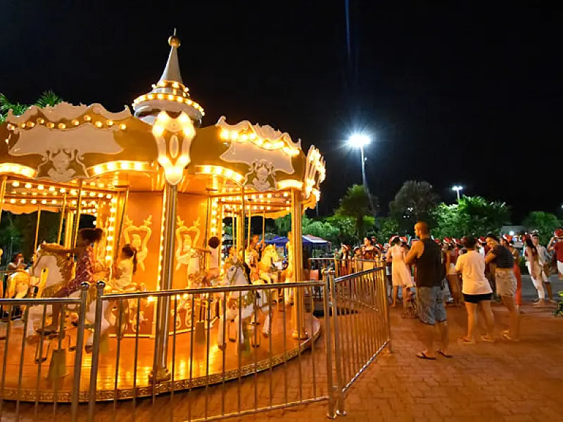 Parada de Natal em Praia Grande: chegada do Papai Noel, árvore gigante, dança e teatro são destaques