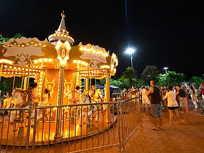 Parada de Natal em Praia Grande: chegada do Papai Noel, árvore gigante, dança e teatro são destaques