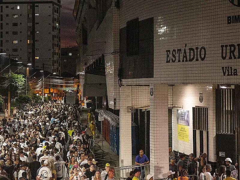 Mais de 150 mil pessoas visitam a Vila Belmiro para dar adeus a Pelé