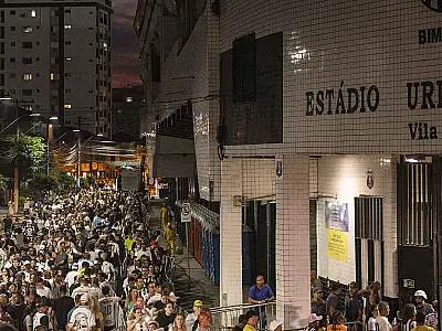 Mais de 150 mil pessoas visitam a Vila Belmiro para dar adeus a Pelé