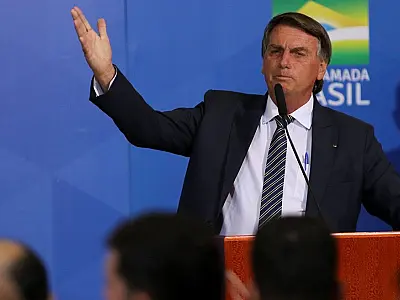 Pressionado por reajuste a servidores, Bolsonaro promete mais vagas na PF e PRF