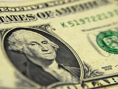 Dólar acelera queda após dados de inflação nos EUA e no Brasil
