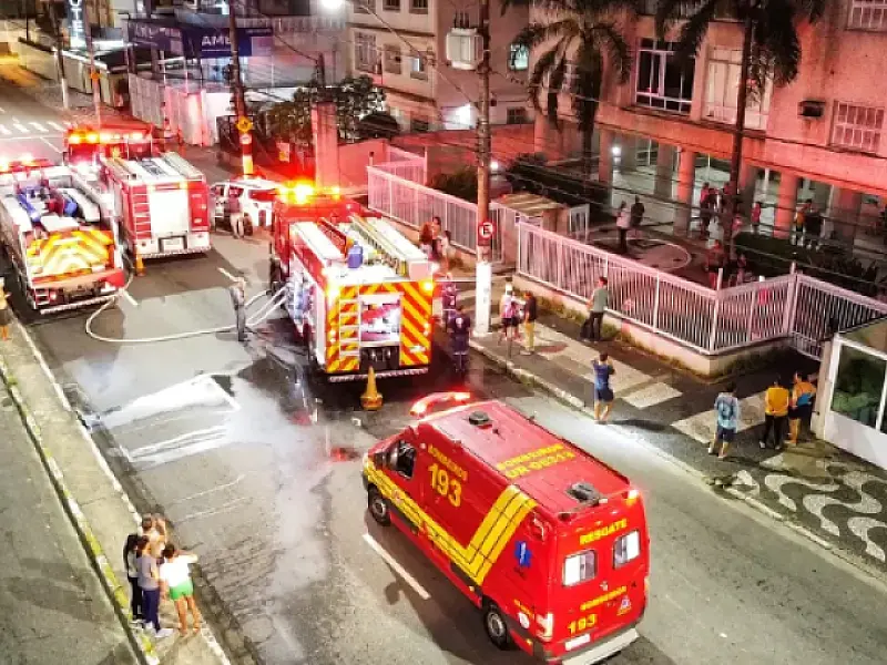 Incêndio em apartamento faz moradores evacuarem prédio em São Vicente
