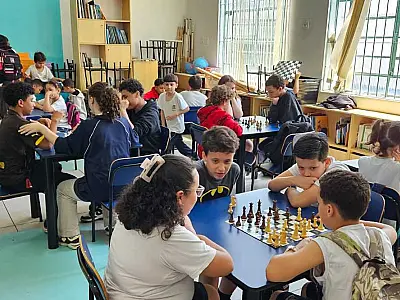 Xadrez ajuda no aprendizado e revela talentos em escola de Santos