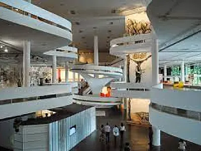 Bienal de São Paulo fecha o vão do pavilhão de Oscar Niemeyer e divide opiniões
