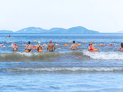 Domingo de desafio no mar: Bertioga recebe circuito de aquathlon e travessia