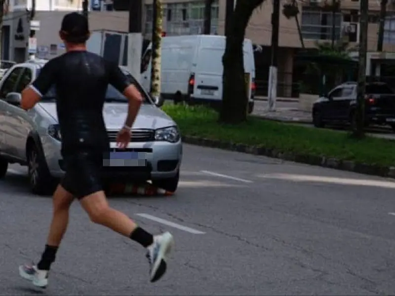Carro invade competição de Triathlon em Santos e causa pânico em competidores