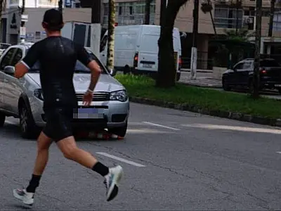 Carro invade competição de Triathlon em Santos e causa pânico em competidores