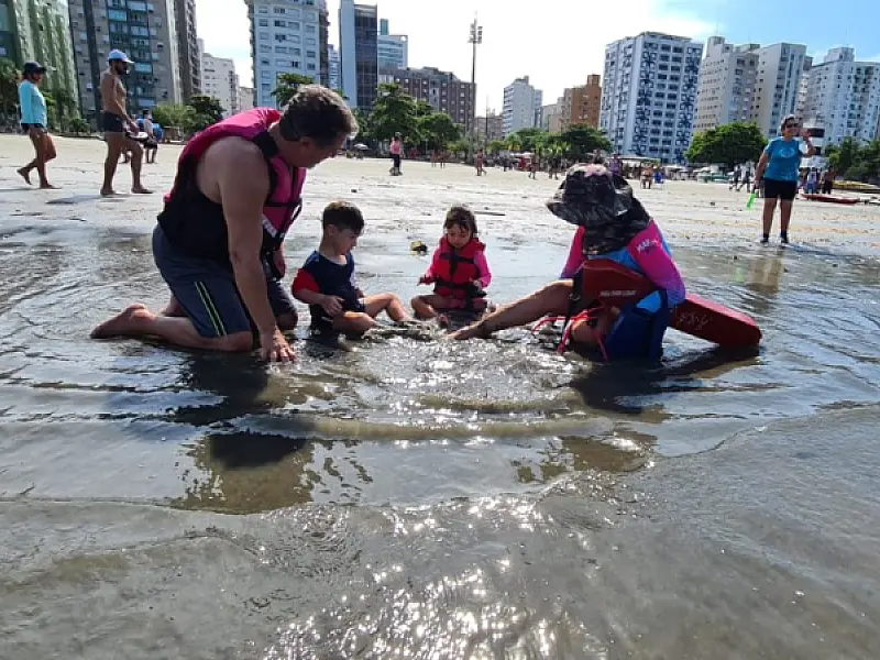 Atividades na praia de Santos conscientizam sobre a inclusão de pessoas com síndrome de Down