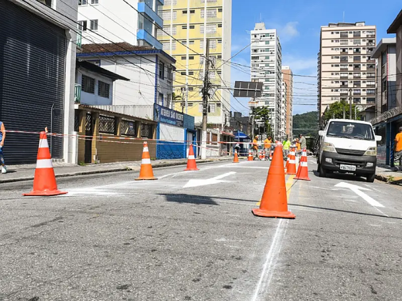 Rua Amador Bueno da Ribeira ganha nova sinalização em São Vicente