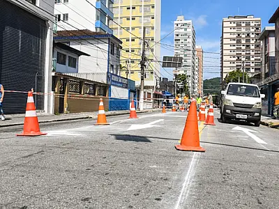 Rua Amador Bueno da Ribeira ganha nova sinalização em São Vicente