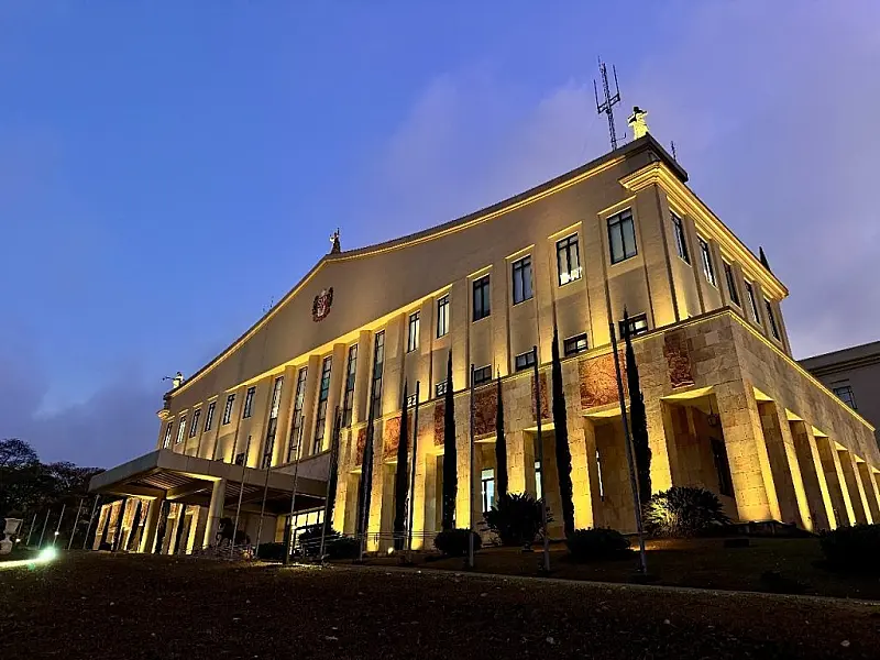 A sede do Governo do Estado de São Paulo se ilumina na cor amarela