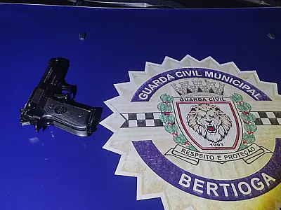 GCM de Bertioga prende homem com simulacro de arma de fogo