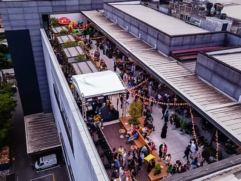 Festival gratuito de cerveja artesanal movimenta rooftop do Jardim Pamplona no fim de semana