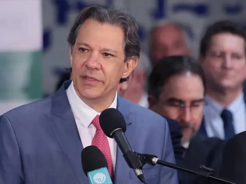 Em SP, presidente da Febraban declara "apoio institucional" a Haddad