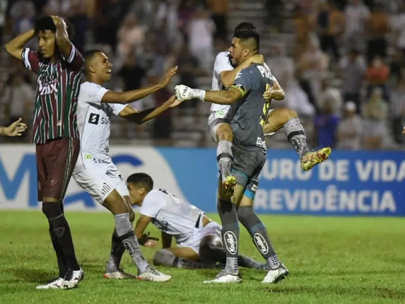 Santos joga mal na estreia de Bustos, mas vence Fluminense-PI nos pênaltis e se classifica