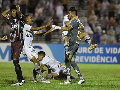 Santos joga mal na estreia de Bustos, mas vence Fluminense-PI nos pênaltis e se classifica