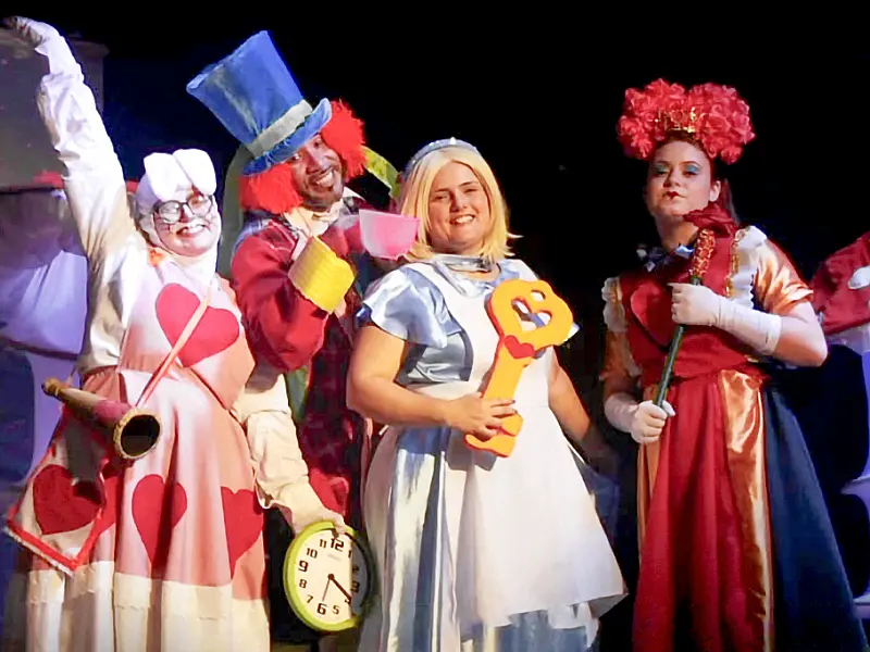Espetáculo "Alice no País das Maravilhas" chega a Mongaguá neste domingo (26)