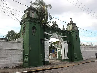 Túmulos tombados em cemitério do Paquetá, em Santos, passam por manutenção
