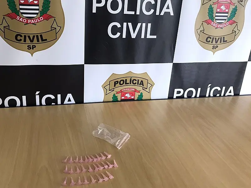 Polícia Civil prende mulher que estava com drogas escondidas no sutiã