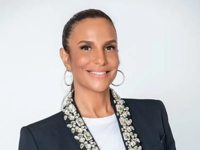 Ivete Sangalo vive dia de modelo e é tietada por famosos na Bienal