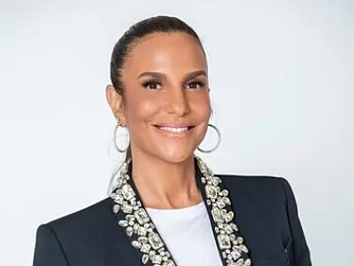 Ivete Sangalo vive dia de modelo e é tietada por famosos na Bienal