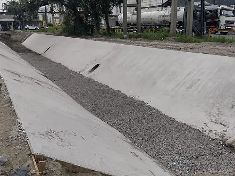 Rua da Alemoa, em Santos, começa a ganhar canal para melhorar a drenagem