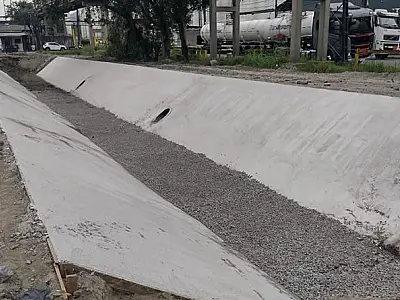 Rua da Alemoa, em Santos, começa a ganhar canal para melhorar a drenagem