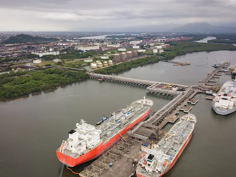 Porto de Santos prioriza navio de combustível para enfrentar efeitos da guerra