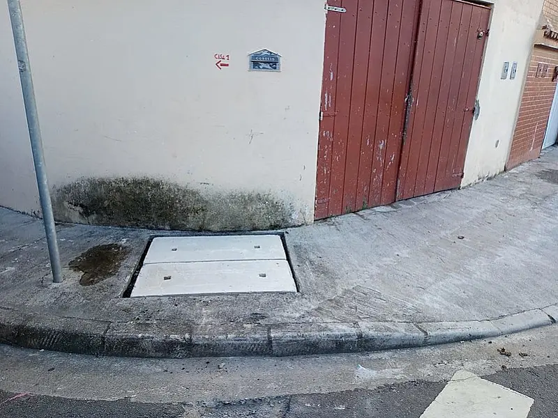 Prefeitura substitui tampas de bueiro em diversas calçadas de Vicente de Carvalho