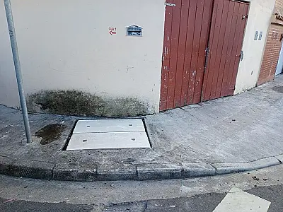 Prefeitura substitui tampas de bueiro em diversas calçadas de Vicente de Carvalho