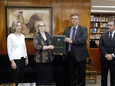 Dino entrega ao STF réplica da Constituição furtada em atos gospistas