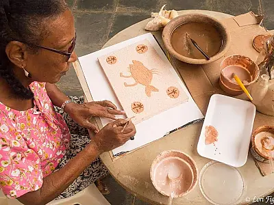 Maria Lira Marques, que pinta bichos com tinta feita de terra, ganha exposição