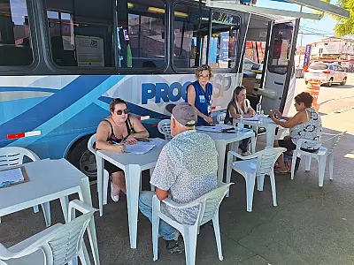Procon Móvel atende e orienta consumidores na Zona Noroeste, em Santos