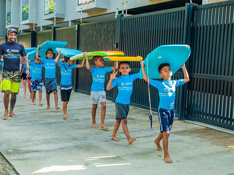 Projeto Ondas promove "Família em Ação" na praia da Enseada, em Guarujá