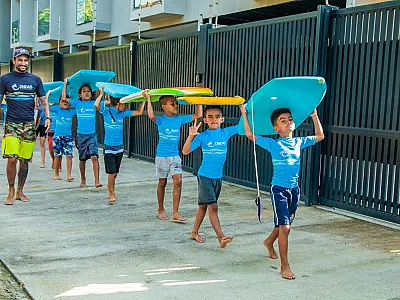 Projeto Ondas promove "Família em Ação" na praia da Enseada, em Guarujá
