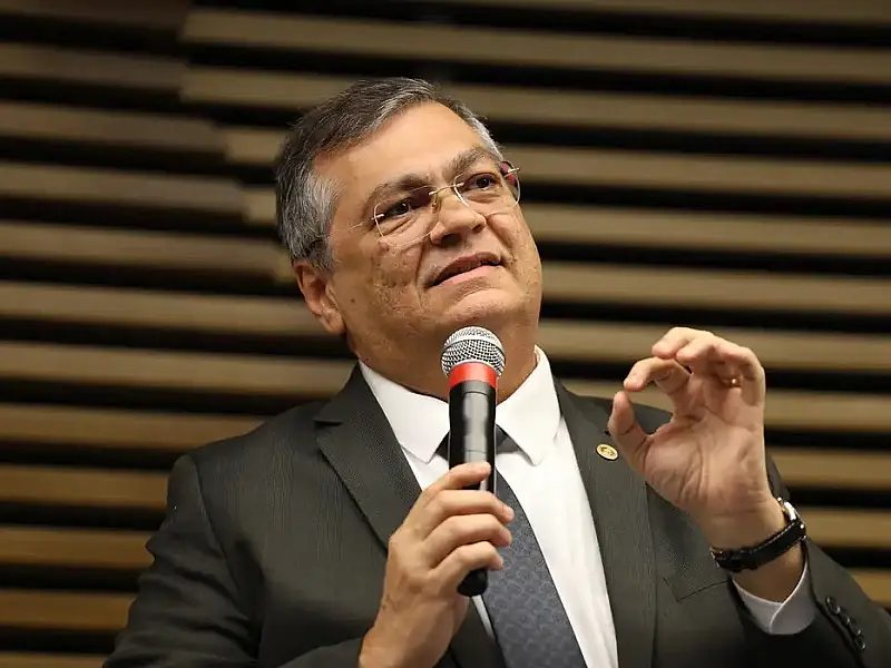 Dino dá 48 horas para líder do PL explicar acordo sobre emendas