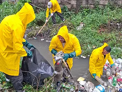 Limpeza de córrego na Zona Noroeste de Santos retira 2,5 toneladas de lixo