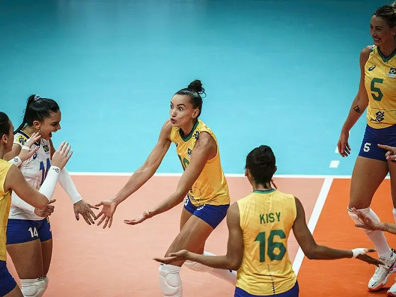 Brasil bate Itália e fica a um jogo do inédito título mundial de vôlei