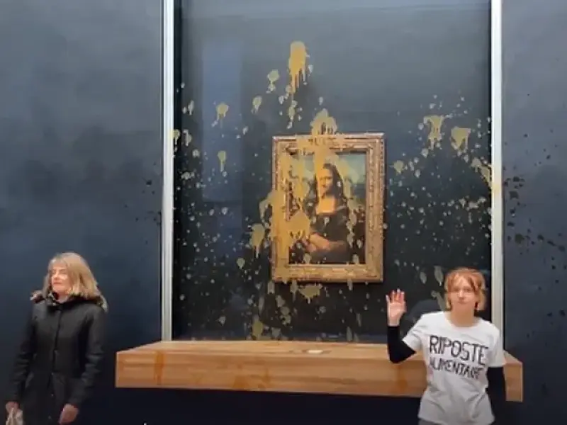 Manifestantes jogam sopa no quadro da Mona Lisa, em Paris