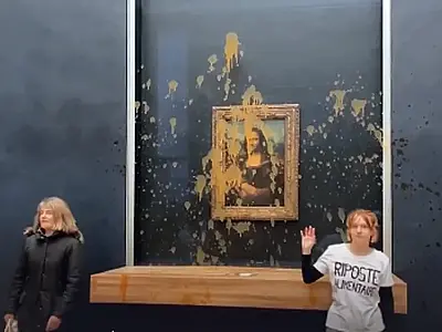 Manifestantes jogam sopa no quadro da Mona Lisa, em Paris