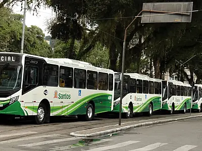 Santos entrega 18 novos ônibus e chega a 25% da frota com tecnologia mais limpa