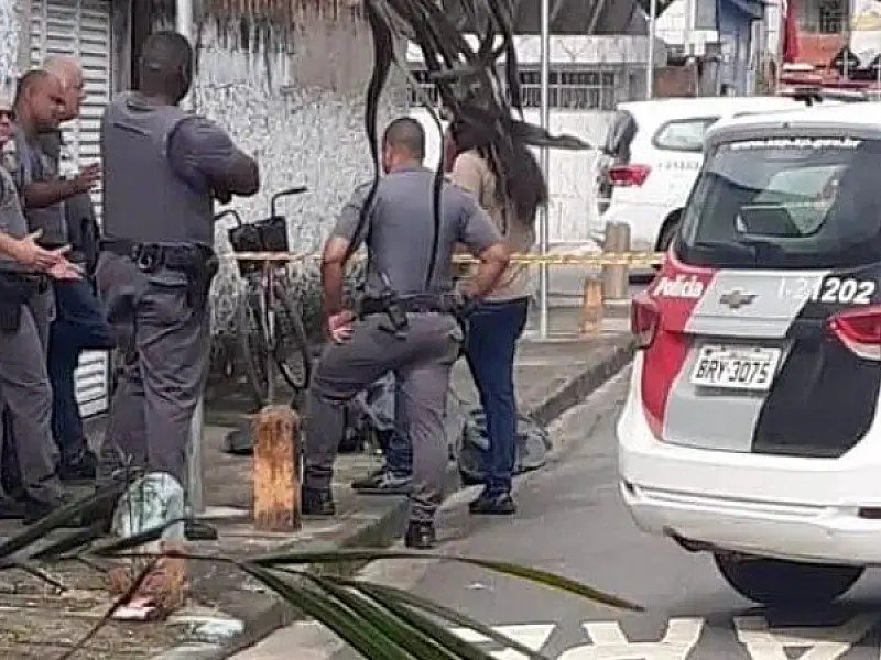Homem é encontrado morto com marcas de tiros em Vicente de Carvalho