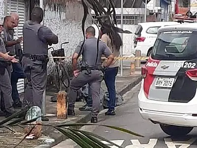 Homem é encontrado morto com marcas de tiros em Vicente de Carvalho